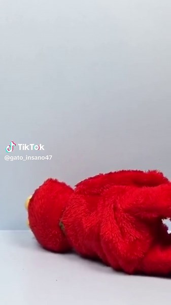 Elmo Rapeando y buscando cariño - ¿Quién es este amigo?