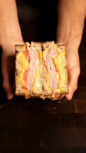 This grilled ham, cheese, and tomato sandwich is a masterclass in elevating a classic. Perfectly toasted sourdough, melted cheese, and fresh tomato come together for the ultimate New York–style lunch. Ingredients Sourdough bread – two thick, crusty slices Tomato – freshly sliced Deli ham – thinly sliced and folded Mayonnaise – for that perfect golden-brown crust Sliced cheese – multiple layers for maximum melt Salt & black pepper Preparation & Cooking Prep the base Start with two slices of sourd