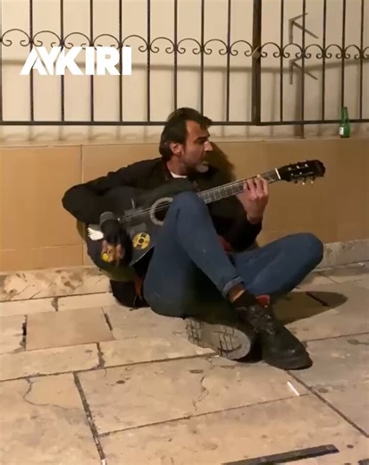 Allah rahmet eylesin, yokluğu iliklerine kadar hissettiği yaşamım ardından sadece bir yıl gün yüzü görebildi. Ölüm gerçekliği karşısında insan ne diyeceğini bilemiyor, takdiri ilahi. “İnsan öleceğini bile bile nasıl yaşar? Ya çıldırır, ya da öleceğini unutur” diyor Nazım Hikmet. Yaşadığımız hayatın tüm zorluğuna karşı ılık ılık konuşmak istemiyorum ama ölümün bu kadar hesapsız olduğu bir yerde birine karşı nefret beslemek aslında o hayatın kısalığına ihanet etmek gibi. Ömrümüz bu çelişkiyle mühü