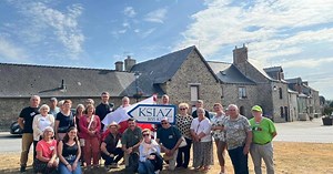 Moutiers. Une flèche directionnelle vers Ksiaz, ville jumelle