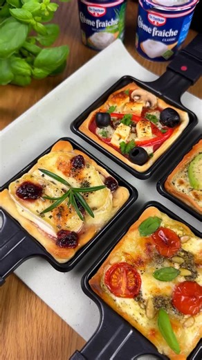 Dr. Oetker Deutschland on Instagram: "Raclette mal anders? Hier kommen 6 Pfännchen-Ideen für dein Festessen 🧀🔥 Von herzhaft bis süß – so wird Raclette zum Highlight! 🥄 Pfännchen 1 Flammkuchenteig, Dr. Oetker Crème fraîche Gartenkräuter, Avocado, Lachs, Salz, Pfeffer 🍅 Pfännchen 2 Pizzateig, Crème fraîche, Pesto, Kirschtomaten, Mini-Mozzarella, Pinienkerne, Salz, Pfeffer, Basilikum 🧀 Pfännchen 3 Pizzateig, Crème fraîche, Camembert, Preiselbeeren, Rosmarin, Salz, Pfeffer 🥓 Pfännchen 4 Flammk