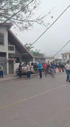 🟣🚨#URGENTE 🚨 #ProvinciaSantaElena 🇪🇨 Están reportando un accidente de tránsito en las inmediaciones del Colegio Luis Célleri, entre un bus y un vehículo particular. Noticia en Desarrollo…. | Radio Record 106.5fm