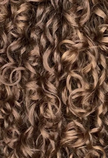 Hoy Adrián os habla sobre algo muy importante si tenéis cabello rizado. 👩‍🦱✨ En este reel os contamos algunas claves para entender mejor vuestro rizo y aprender a cuidarlo como se merece. Porque el cabello rizado no es difícil… simplemente necesita conocerse y trabajarse bien. Si tienes rizos o estás aprendiendo a cuidarlos, este vídeo es para ti. 💫 Guárdalo para verlo cuando lo necesites y compártelo con alguien que también tenga rizos. #CabelloRizado #RizosNaturales #CurlyHair #Peluquería #