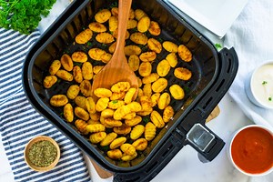 4.7K views · 37 reactions |  Recipe: https://airfried.com/air-fryer-gnocchi/ Air fryer gnocchi – the perfect combination of Italian tradition and modern technology. We love this crispy ‘fried’ gnocchi as an appetizer or side dish, especially when you dip it in marinara or Alfredo sauce! The best part is, you don’t even need to boil your gnocchi first!  | Buns In My Oven | Facebook