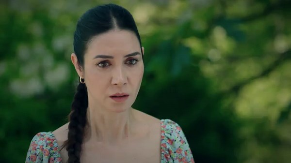 La señora Sevgi, arrepentida por lo que le hizo a Ömer cuando era un bebé, se esconde al volver a ver a Suzan