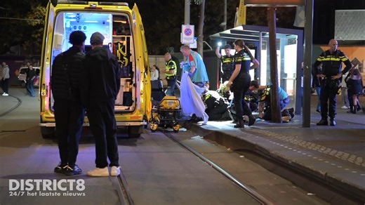 Den Haag – In de nacht van zaterdag op zondag 31 augustus is rond 01:14 is op het Spui een vrouw door de politie in handboeien afgevoerd en per ambulance naar het ziekenhuis vervoerd. | district8.net