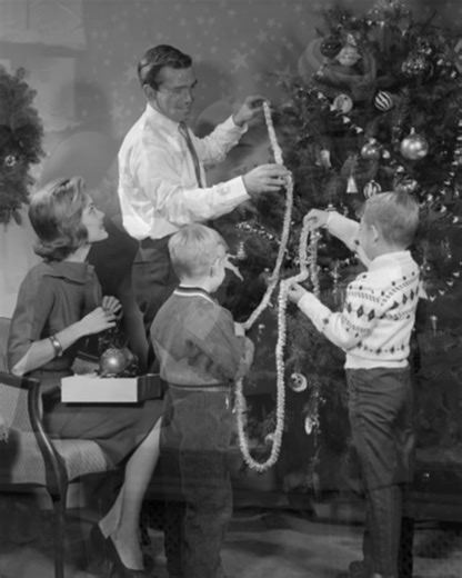 When we were young, the excitement of magic at Christmas was so tangible—patiently waiting for December 25th, preparing for the birth of a savior, and the arrival of a jolly old elf bearing a sack full of gifts. Indeed, ask any kid from 1 to 99, and you’ll invariably evoke the same twinkle in the eyes. The magic of Christmas never fades. ❤️🎄 | Old Fashioned Christmas