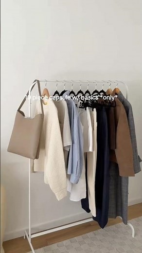 10 item capsule wardrobe for year round style #capsulewardrobe #outfitideas