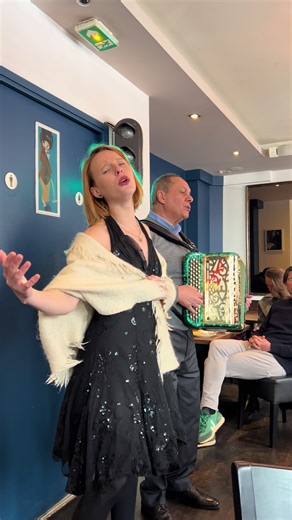 Chanson Française au Restaurant Montmartre