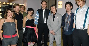 Flashback: David Bowie y Arcade Fire tocan juntos el himno "Wake Up" en 2005