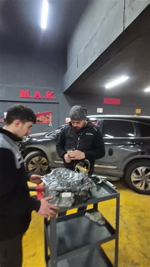 1.6 dizel Honda CR-V’de ZF 9 ileri şanzıman transfer dişlisinin revizyonu, aktarıcının kontrolü ve yeniden toplama aşamalarını adım adım kaydettik. Sıyıran erkek dişli yüzünden aracı komple söküp motorla birlikte müdahale etmek gerekti. Her adımda neyin neden olduğunu gösterdik. Bu işin mutfağı böyle. İşlem daha bitmedi — aracın üzerine montaj ve yol testi videoları da gelecek. Mak Honda Özel Servis — Fatsa Büyük Sanayi 0507 928 06 21 #honda #crv #hondaustası #hondaservice #zf9speed