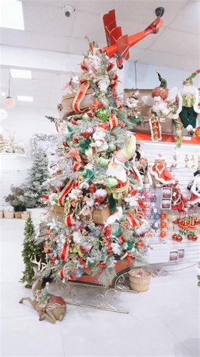 🌟 Holiday Charms: Elves Edition 🌟 Experience the magic of the season with our Holiday Charms Elves, exquisitely designed to add a touch of luxury and festive charm to your decor. Each piece is crafted with meticulous attention to detail, capturing the joyful spirit of the holidays while elevating your tree, mantel, or display to heirloom-quality elegance. 🎄💛 A collectible treasure for every home, perfect for creating unforgettable memories that last a lifetime. ✨ | The Christmas Palace