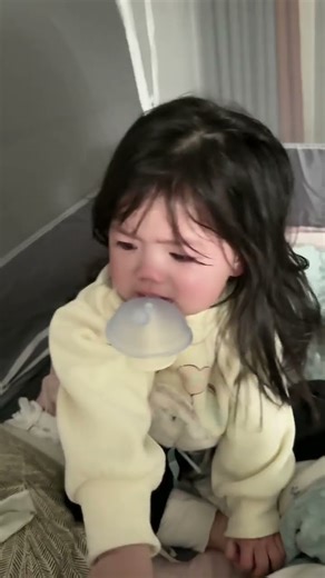 一只睡醒没看见爸爸的爸宝女 #萌娃养成记 #萌到爆炸了💥 #又是被女儿治愈的一天