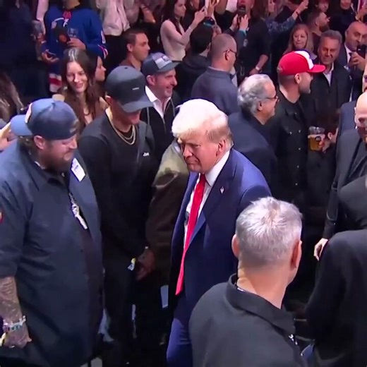 RT @StreetFightsHQ: Donald Trump got visibly excited when he saw Joe Rogan for the first time since sitting down with him 😂