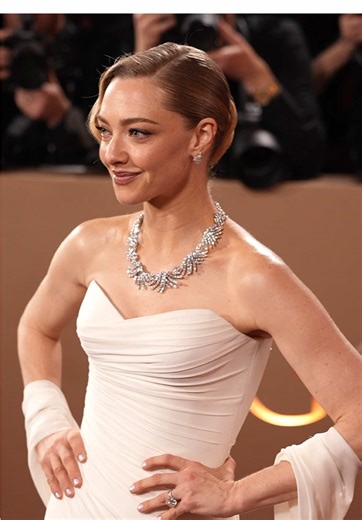 Amanda Seyfried walks the 83rd Golden Globes carpet looking SO luxurious 🤩 #amandaseyfried #thehousemaid #goldenglobes #mammamia #meangirls