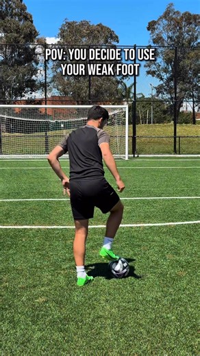 982K views · 20K reactions | When you Finally Use your Weak Foot 藍 #football #soccer #futbol #fussball #fußball #calcio #tomharrisfootball Jerseys from @kitwall_ use code TOM10 for 10% off! | Tom Harris Football | Facebook