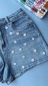 Daisies #embroiderythread #embroiderytutorial #upcycledclothing #upcycledfashion #embroideredflowers #embroideredclothing #embroidereddenim #embroideredclothes #embroideredflorals #learntoembroider #mindfulart #slowstitching #sewingproject #embroiderypatterns #bordadolivre #createdtocreate #diycrafts #slowcraft #dmcthreads #dmcembroidery #springflowers #embroiderydesign #beginnerembroidery #embroiderywork #denimembroidery #sustainablefashion #embroiderhappyhoops #embroiderytutorial #embroiderypr