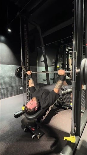Gym: Decline chest press Smith machine #motivation #everydayfitness #gymequipment #lifestyle #gym