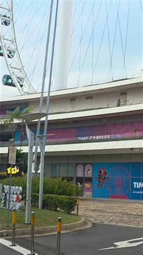 Singapore Flyer – one of Singapore’s most iconic attractions, standing 165 meters tall with...