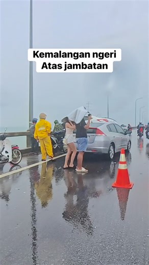 1M views · 4.2K reactions | Pagi nie cuaca gelap ,hujan lebat..jalan licin...nampak ada kemalangan.terlihat ada motor bawah kereta..trafik perlahan..semoga semua selamat dan dipermudahkan segala urusan.. #bikelife #bikelover #rider #trafik #trafficjam #TrafficAlert #jambatanpulaupinang | Mohamad Nasri Mhd Nasir | Facebook