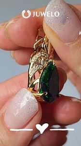 Der magische Opal 🌈✨ Opale sind keine gewöhnlichen Edelsteine. Ihre Farben schimmern und tanzen, sie verändern sich mit jedem Lichtstrahl. Es ist, als würde man einen ganzen Regenbogen in der Hand halten! Jeder Opal ist ein Unikat – von den schillernden Mosaiken des Boulderopals bis zum geheimnisvollen Blau des Schwarzopals. Sie stehen für Kreativität, Hoffnung und Inspiration. Jetzt bei Juwelo entdecken: www.juwelo.de/opalschmuck | Juwelo Deutschland