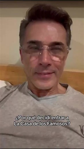 🔴Sergio Mayer explica que solicitó licencia como diputado para entrar a La Casa de los Famosos por "la coyuntura social y política con Estados Unidos". Argumentó que el contexto "invita a hacer una reflexión de nuestra relación con ese país”. “A través de los reality shows y redes sociales podemos mandar mensajes concretos y contundentes sobre la importancia de la cultura latina”. Mayer contrastó lo anterior con el show de Bad Bunny e informó que se ausentará “por un par de meses”. “Mi suplente