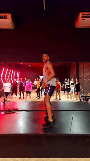 Dança No Chão - Anitta: Movimento da Sanfoninha