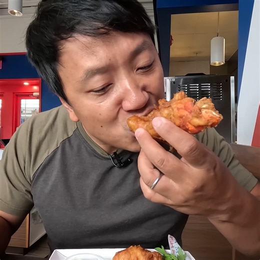 While in Orlando, I stopped by Gordon Ramsay’s Fish & Chips to finally try his version of deep fried lobster. #GordonRamsay #FishAndChips #OrlandoFood | Strictly Dumpling