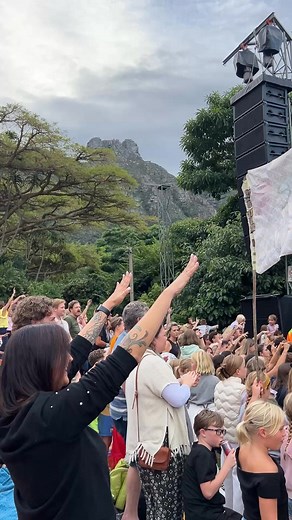Jeremy Loops brought the perfect soundtrack to a stunning sold out concert at Kirstenbosch Garden last Sunday! Who was at the event soaking in the vibes?🕺#KBRocks #KirstenboshConcerts #SummerAtKirstenbosch #LiveMusicInTheGarden | Kirstenbosch Summer Sunset Concerts