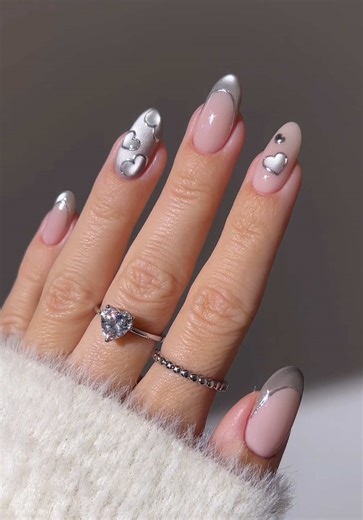 🏹🩶 @dndgel platinum details for a modern kind of romance •ad using: 🩰 DC2443 Sheer Sugar • 🪞 DV01 Mirror-acle • ‘Thousand Foot Foil’ Chrome 7 • 🖤 3D Gel Black 🫧 Rhinestone Gel • ✨ DV300 Top Gel Discount code: HEYGREATNAILS _____ #dndgelpartner #dndgel #dndgelpolish #valentinesnails #nailinspo