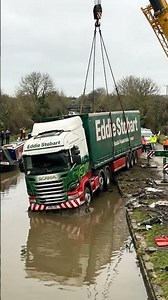 Recovering the Eddie Stobart truck from the canal #boat #narrowboat #canal #eddiestobart #british
