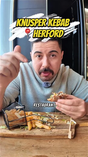 Umut | Der Tester on Instagram: "Würdet ihr den XL-Döner schaffen? 🥙 Im Vergleich von Preis und Leistung hat mich das Restaurant positiv überrascht. Auch die Kleinigkeiten, wie zum Beispiel, dass er die Burger-Buns mit Ei bestrichen, mit Sesam bestreut und danach noch einmal kurz in den Ofen geschoben hat, haben mich umgehauen. Die Menüpreise sind für die heutige Zeit wirklich sehr gut 👍 📍 @knusperkebab_herford , Steinstraße 2, 32052 Herford #foodblogger #foodspots #döner #foodlover #herford"