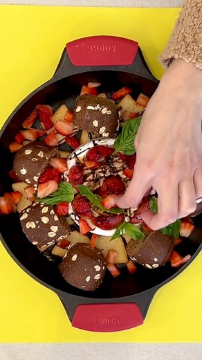 6.7K views · 48 reactions | Delicious Brie Cheese Appetizer  #easyrecipe #appetizer #briecheese #partyfood #recipeideas #deliciousfood #easyappetizers #appetizerideas #cheesygoodness #strawberries #balsamic #delish | Jacky’s Kitchen | Facebook