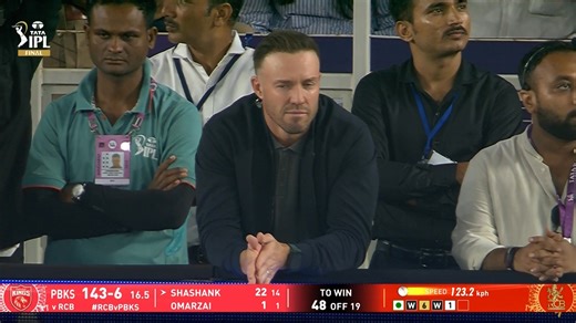 RCB 🤝 ABD That's a familiar sight 😉 Updates ▶ https://bit.ly/TATAIPL-2025-FINAL #TATAIPL | #RCBvPBKS | #Final | #TheLastMile | Royal Challengers Bengaluru | IPL - Indian Premier League