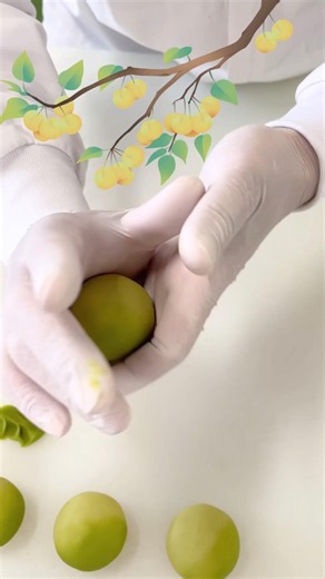 「青梅」です🟢中あんは梅あんです。たわわに実った大粒のまだ熟す前の青い梅の実さっぱりとした梅あんがおいしいです🎶😋