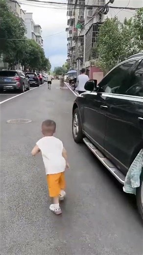 Cute Baby Was Trapped By Car Door And Successfully Saved Himself #funny #cutebaby