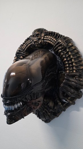 Another project ready for upcoming comic con Bigchap wall piece. November 22nd & 23rd Heroes Dutch Comic Con: Come to the Diorama Builder booth in Hall 10 (stand number 10.15) Made on a #CrealityK2Plus Made by DoubleDomeStudio in collaboration with the dioramabuilder Special thanks to 123 3d.nl 3d design by: 3dklos #bigchap #xenomorph #alienqueen #alien #aliendog #bigchap #aliens #xenomorph #aliencovenant #facehugger #ellenripley #giger #hrgiger #prometheus #ridleyscott #alienisolation #ripley #