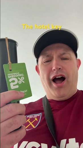 Lee even the hotel key