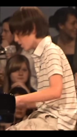 A 6th grader performed a cover of Lady Gaga’s song for the talent show, leaving the entire school in awe🤩 Watch the full video in comments👏🏻⬇️ | Family Time
