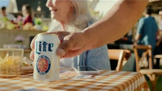 Miller Lite TV Spot, 'Que la vida te llene, no tu cerveza'