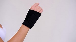 女性の手の黒い手首と親指ブレースのスタビライザー