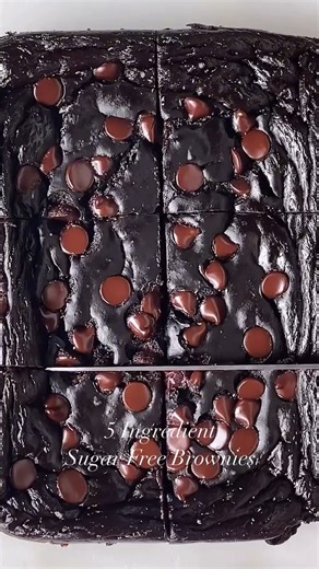 1.5M views · 14K reactions | Bananas add natural sweetness to these Sugar Free Brownies that are rich, fudgy, and irresistible. 2 ripe bananas 2 eggs ½ cup cocoa powder ½ tsp baking soda ⅓ cup dark chocolate chips, optional | Organically Addison | Facebook