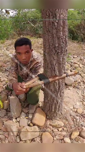 Setelah melalui proses pencarian yang intensif, Rabu (14/1/2026) pendaki asal Magelang, Syafiq Ridhan Ali Razan, yang sebelumnya dilaporkan hilang di Gunung Slamet, akhirnya berhasil ditemukan. Kabar ini membawa rasa lega sekaligus duka mendalam bagi pihak keluarga dan tim penyelamat. ​Survivor ditemukan oleh tim gabungan di daerah lereng puncak selatan, tepatnya di antara jalur pendakian Gunung Malang dan Baturaden. Berdasarkan laporan terkini dari lapangan, Syafiq ditemukan dalam kondisi menin