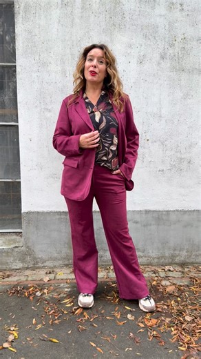 ✨ Nieuwe collectie alert! ✨ Hoe mooi is dit suèdine pak van Gemma Ricceri 😍 Zacht, stijlvol en helemaal on-trend in deze warme bordeaux tint. Perfect te combineren met een blouse of basic top! 🛍️ Bekijk en shop nu online #nieuwecollectie #gemmaricceri #damesmode #herfstlook #fashiontrend #ootd #stijlvol #bordeaux #pak #suèdine | Dameskleding Webshop