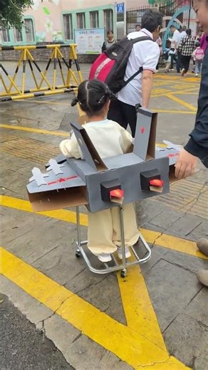 Kindergarten student wears creative jet costume in Sichuan, China