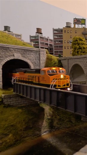 HO SCALE BNSF FREIGHT TRAIN #ytshorts #hoscaletrains #bnsf #bnsfrailfan #bnsfrailway #hoscale