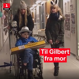 Anne-Grethe Bjrarup Riis filmer sin 8-årige søn, akkurat som andre familier filmer deres børn. Men da Gilbert bliver syg, skifter optagelserne karakter. Ved at insistere på, at Gilbert også skal kunne se tilbage på denne periode af sit liv, fortsætter Anne-Grethe med at filme ham og hans nærmestes forsøg på at takle sygdommen. Dette er blevet til den personlige film 'Til Gilbert fra mor' om sygdom, kærlighed og livsgnist❤️ | DR1