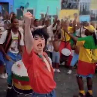 Michael Jackson bu klibi çekebilmek için bir uyuşturucu çetesi lideriyle anlaşmak zorunda kaldı!Brezilya hükümeti çekimi engellemeye çalıştı, bir yargıç çekimi yasakladı ve polis bölgeye girmeyi reddetti.Rio de Janeiro yönetimi, 2004 Olimpiyat adaylığı döneminde yoksul mahallelerin görüntülenmesini istemese de Michael Jackson’ın klibi favela bölgesinde çekildi. Güvenlik, yerel çete liderinin desteğiyle sağlandı.Jackson helikopterle bölgeye geldi, halkla buluştu ve çekimleri tamamladı. Klip dünya