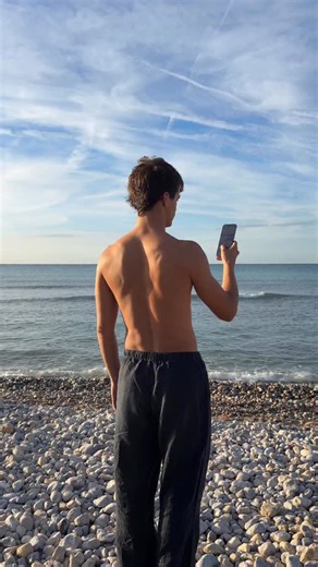 ALBERT VICENTE on Instagram: "publi. tener conexión en +160 destinos sin tener que cambiar de SIMs 💞 sin raoming ni límites geográficos, eliges el plan que mejor se adapte a ti para seguir conectado en cualquier lugar del mundo 🌍 @holafly_es"