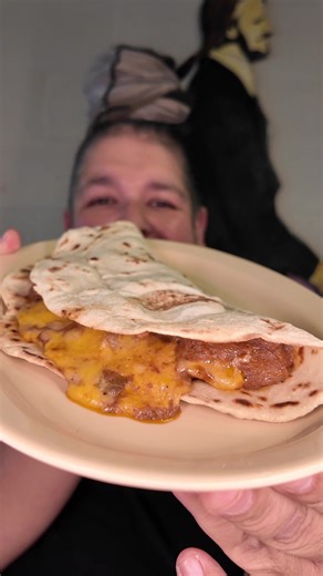 Trying what many consider to be San Antonio’s BEST carne guisada with cheese taco at the legendary Roy’s Taco Hut! 🌮 🧀 Which spot should I visit next? 📍Roy’s Taco Hut 246 West Old, U.S. Highway 90 San Antonio, Tx #bootlegfoodreview #westside #sanantonio #tacos #carneguisada